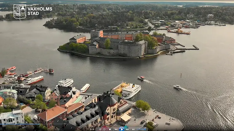Bilden är tagen ur filmen om renoveringen av Vaxholms kajer och visar hotelhörnan fotograferad ovanifrån.