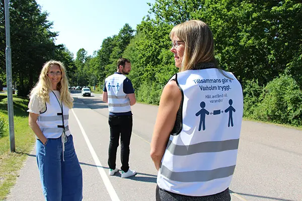 Västar att använda under coronapandemin, med text på ryggen: "Tillsammans gör vi Vaxholm tryggt. Håll avstånd till varandra"