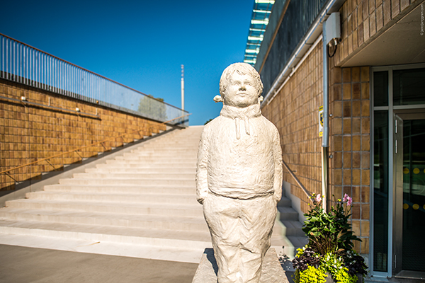 Bild på skulpturen "Mors lilla Olle" utanför Kronängsskolan.