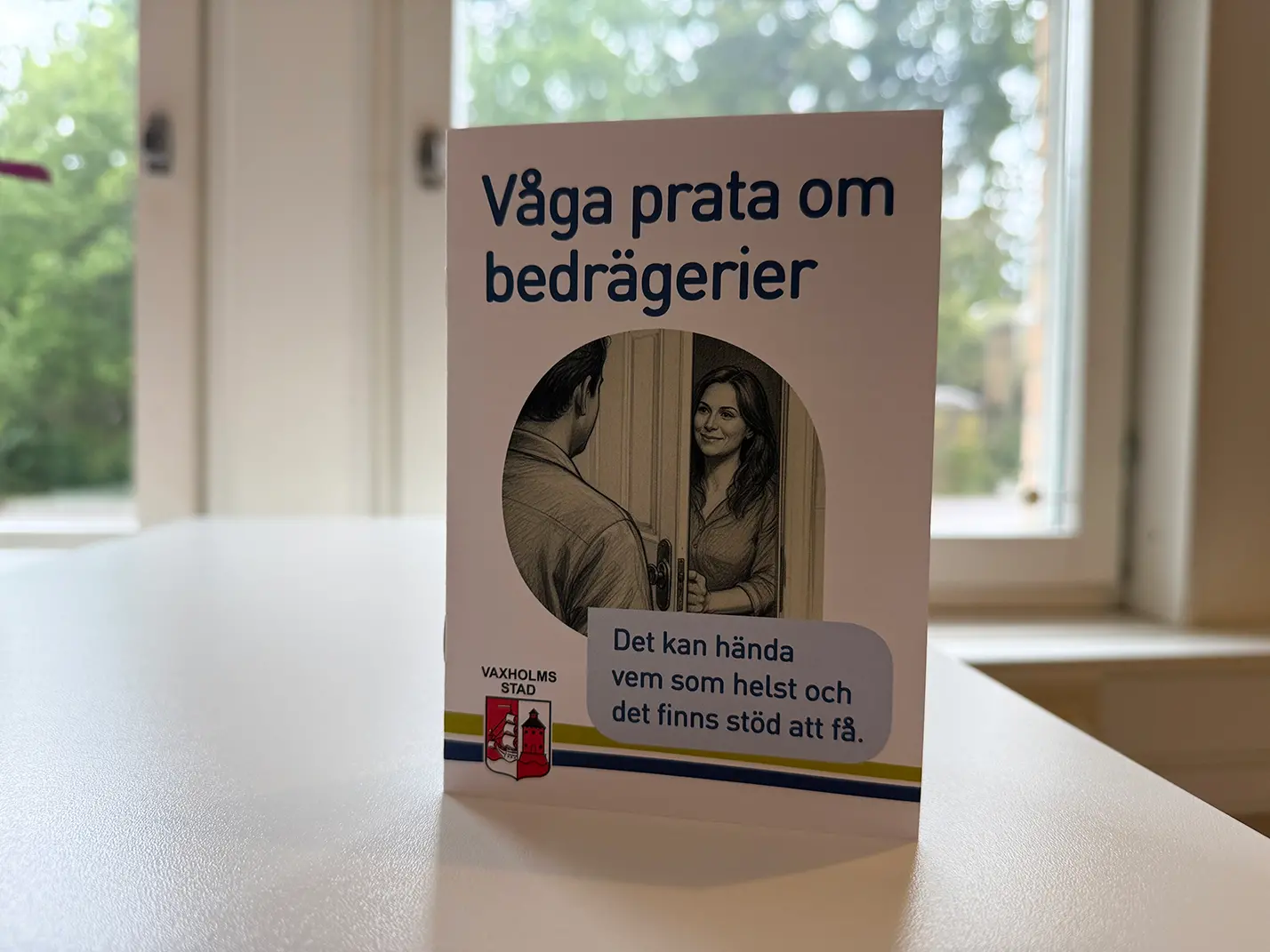 Folder som står på ett bord