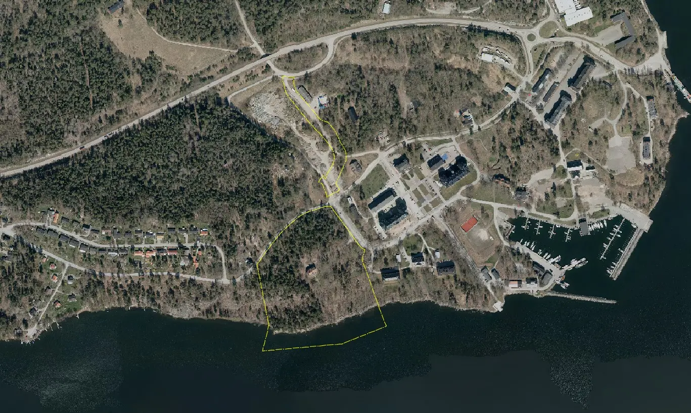 Bilden visar området som ligger på östra sidan av Rindö, väster om kasernområdet i Rindö hamn och öster om villabebyggelsen i Solö-området.
