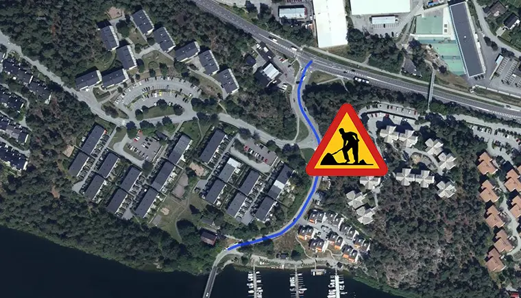 Kartbild över Pålsundsvägen. På fotografiet finns en trafikskylt för vägarbete.