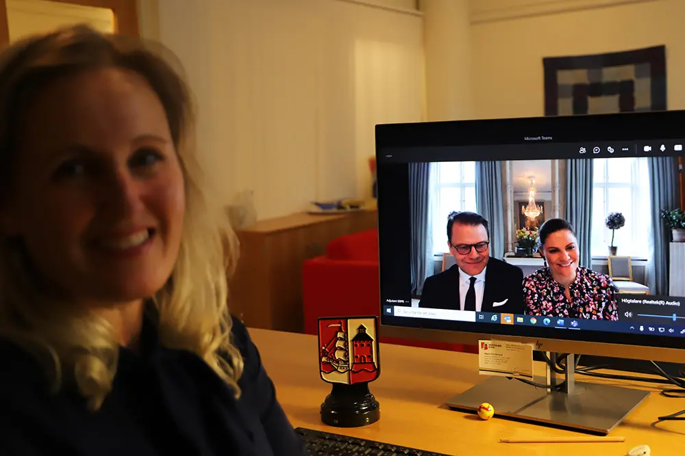 Bild på kommunstyrelsens ordförande Malin Forsbrand i digitalt möte med kronprinsessparet.