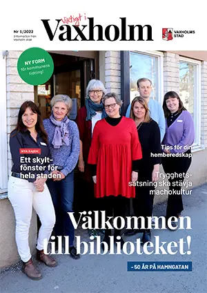 Framsidan på tidningen Viktigt i Vaxholm visar en bild på bibliotekets personal med flera framför entrén till biblioteket.