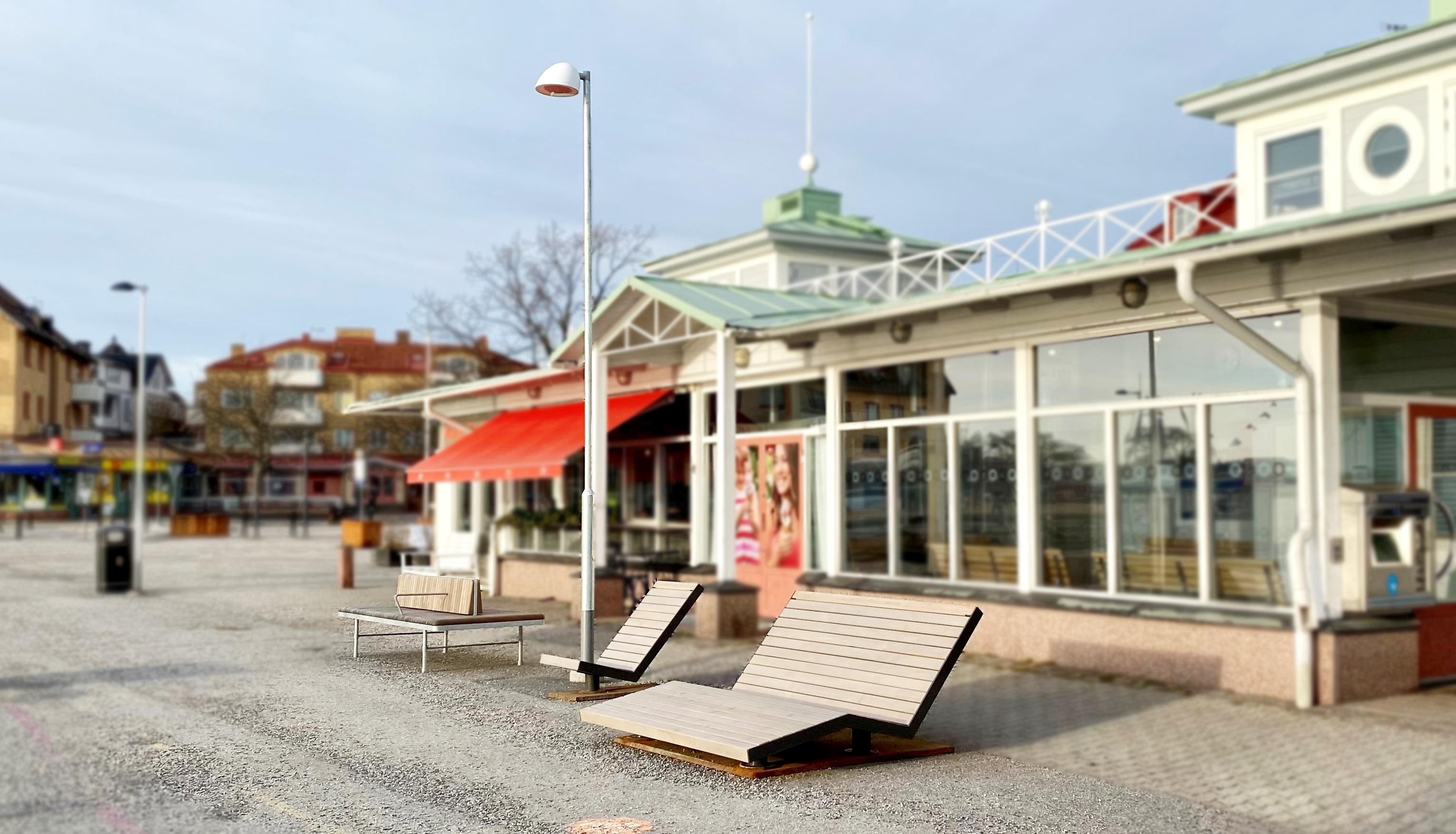 Sittbänkar på kajen i Söderhamnen.