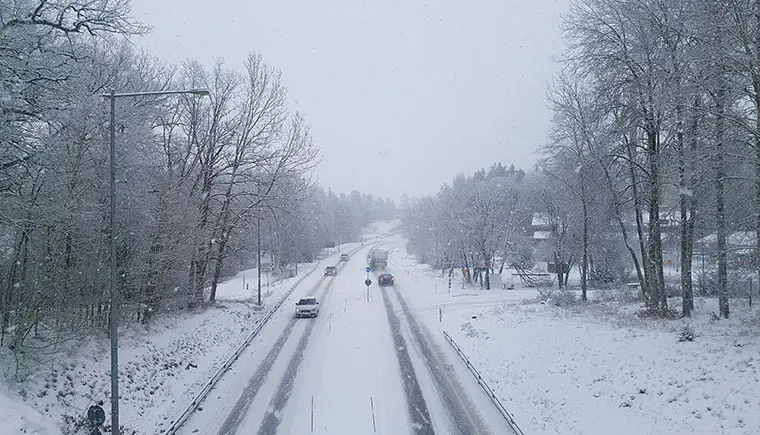 Bild på snöig bilväg i Vaxholm
