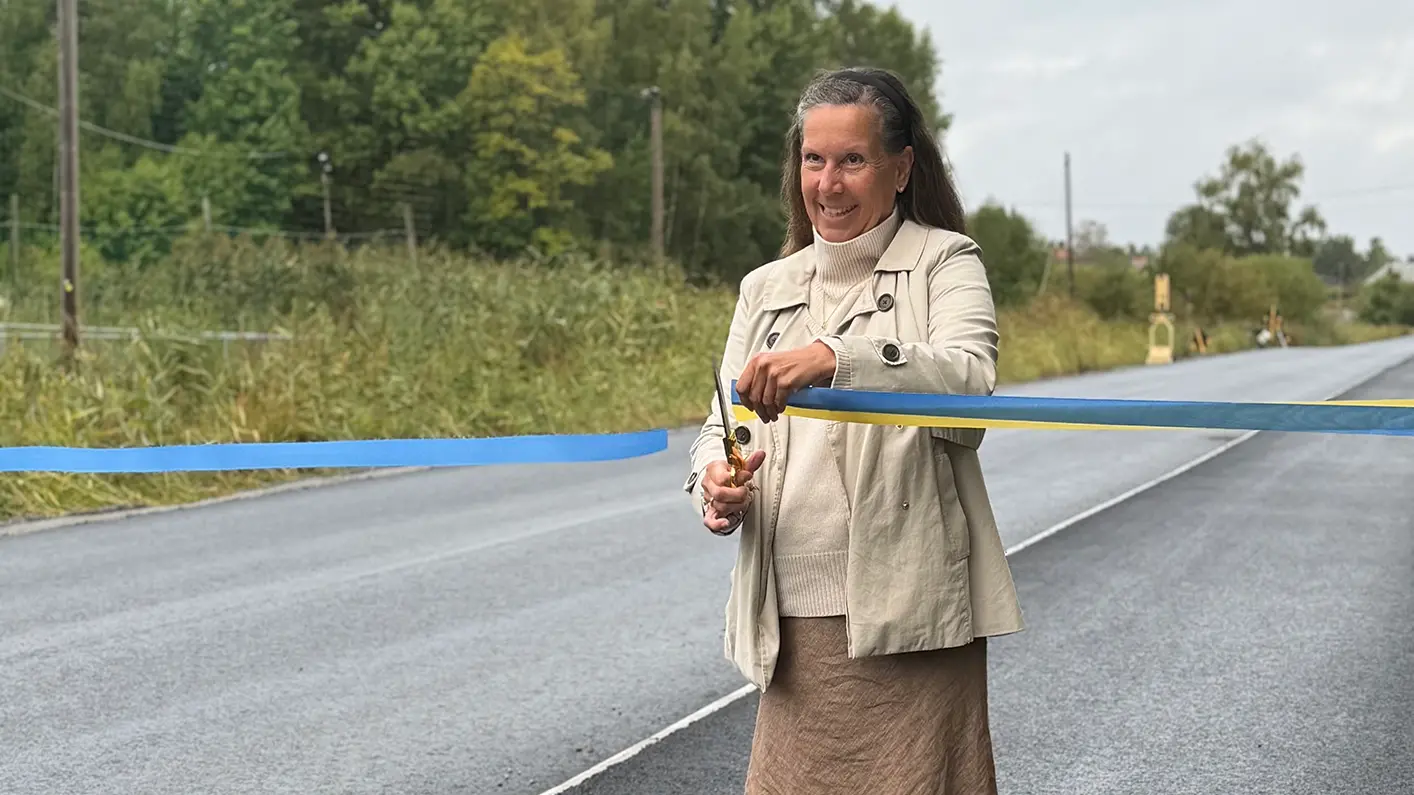 Band klipps vid ny gång- och cykelväg.