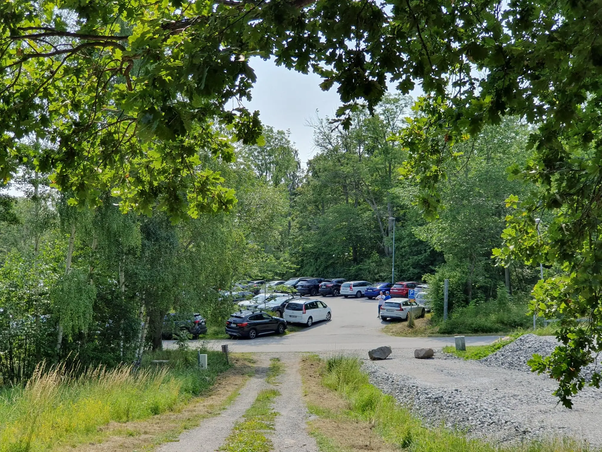 Många bilar trängs på parkeringsplatserna på Eriksö under sommaren. 