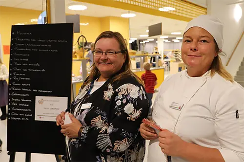 Margaretha Andersson enhetschef och Linda Wilhelmsson hållbarhetsansvarig på måltidseneheten.