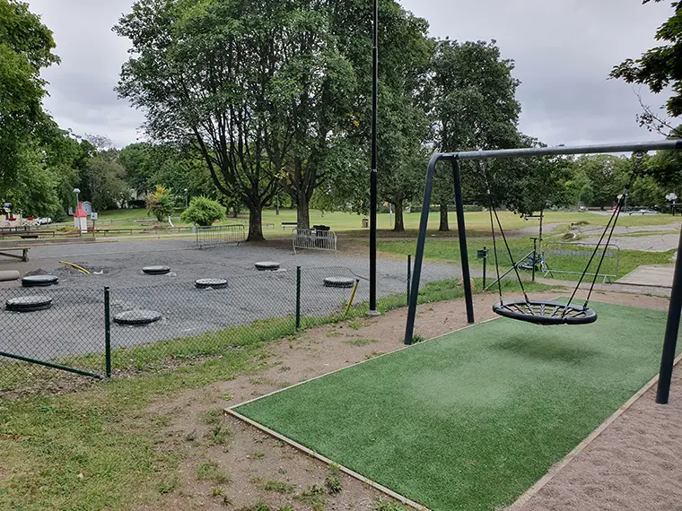 Bild på lekplats på lägret i Vaxholm och platsen intill där ett nytt utegym förbereds. 