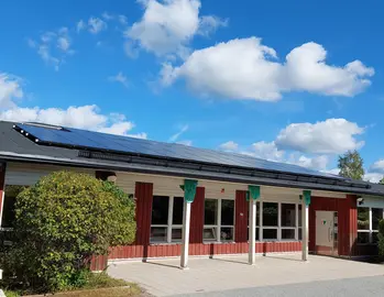 Del av solcellsanläggningen på Resarö skola