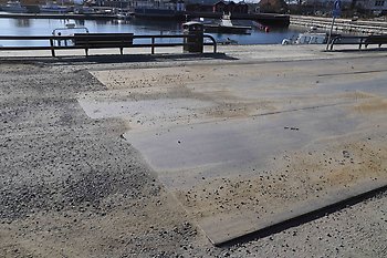 Bild på gatan Söderhamnen med stålplåtar på.