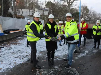 Ett symboliskt första spadtag vid Vaxö skola tas av Peter Lindqvist, Tina Runhem och Patrik Wågensand.