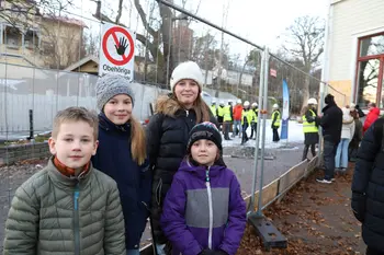 Fyra barn vid ett stängsel på Vaxö skolas skolgård.
