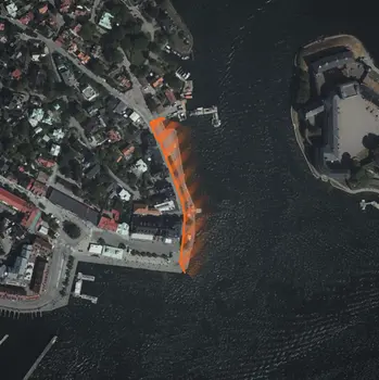 Flygfoto över kajen med Öaterhamnen skuggad.