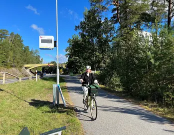 Malin Forsbrand cyklar förbi den nya cykelräknaren på Kullöbron.