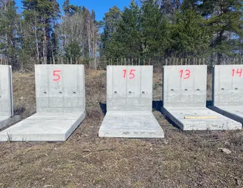 Färdiga numrerade betongstöd på Rindö