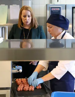 Centerledaren Annie Lööf inspekterar Kronängsskolans köttbullsmaskin som visas av förstekock Linda Wilhelmsson.