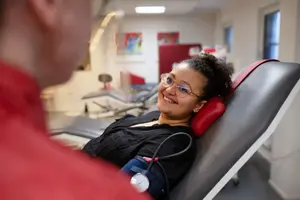 bild på kvinnlig glad blodgivare