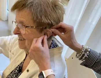 Senior provar hörapparat