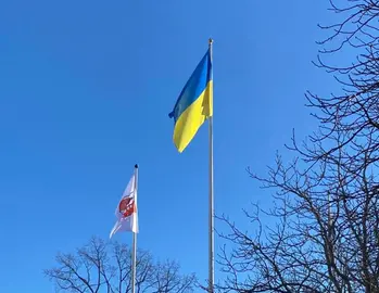 Vaxholms kommuns flagga hissad intill ukrainas flagga.