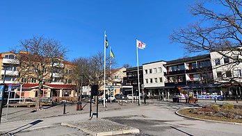Vaxholms flagga tillsammans med Sveriges och Ukrainas flaggor hissade på Söderhamnsplpan i Vaxholm.